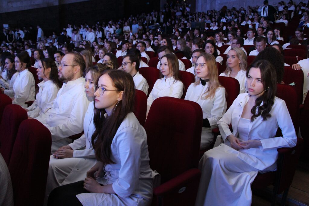 Торжественная церемония вручения диплома врача - выпускника медицинского факультета ЧГУ 2025 (Фоторепортаж)